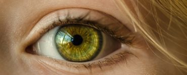 Auge mit grüner Pupille in Nahaufnahme