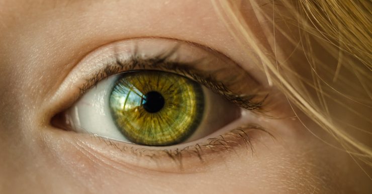 Auge mit grüner Pupille in Nahaufnahme